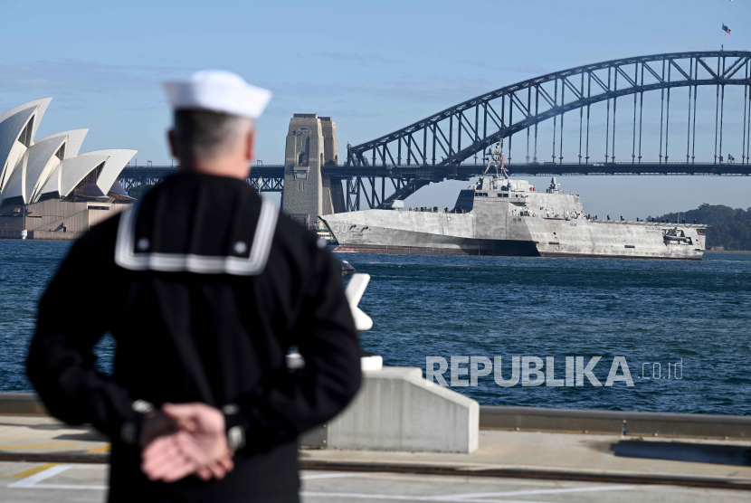 Personel Angkatan Laut Amerika Serikat (AS) yang baru saja ditugaskan di kapal tempur AS di Australia melakukan parade di Ibu kota Negeri Kanguru.
