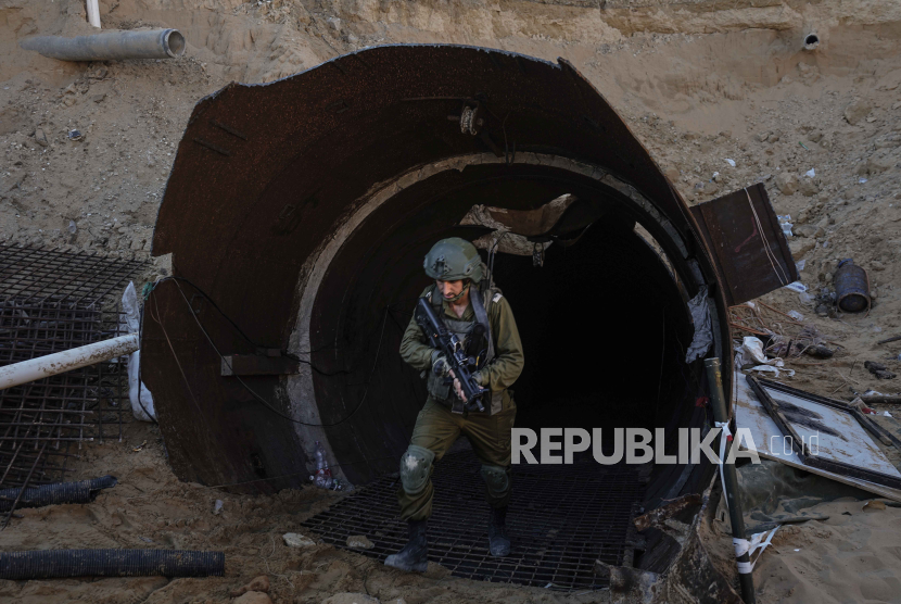 Tentara Israel keluar dari terowongan yang menurut militer digunakan militan Hamas untuk menyerang penyeberangan Erez di Jalur Gaza utara, Jumat, 15 Desember 2023. 