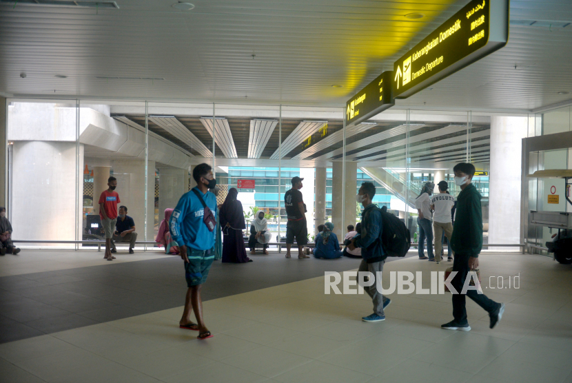 Warga menunggu keluarga di terminal kedatangan Bandara Internasional Yogyakarta (YIA), Kulonprogo, Yogyakarta, Sabtu (30/4/2022). Bandara YIA hingga H-3 sudah memberangkatkan 45.512 pemudik. Puncaknya pada H-3 dengan jumlah pemudik mencapai 11.083 pemudik dengan 78 penerbangan.