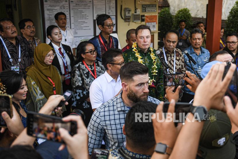 CEO Tesla Inc. sekaligus SpaceX Elon Musk (ketiga kanan) bersama Menkominfo Budi Arie Setiadi (kedua kanan) dan Menteri KKP Sakti Wahyu Trenggono (kanan) menjawab pertanyaan wartawan usai peluncuran layanan internet berbasis satelit Starlink di Puskesmas Pembantu Sumerta Klod Denpasar, Bali, Ahad (19/5/2024). Kehadiran pebisnis asal Amerika tersebut selain meluncurkan satelit miliknya juga akan menghadiri World Water Forum (WWF) Ke-10 yang rencananya akan dibuka oleh Presiden Joko Widodo pada 20 Mei 2024.  