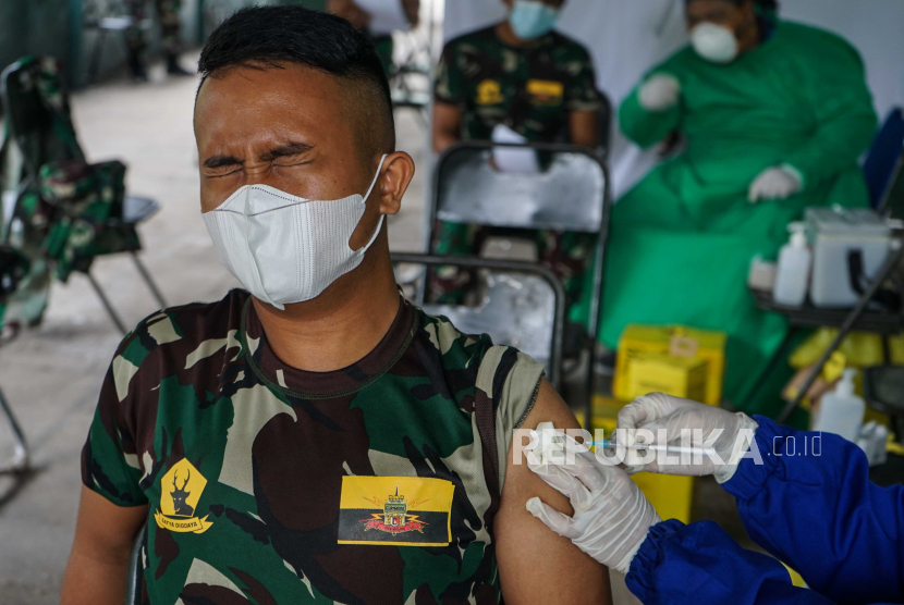 Petugas medis menyuntikkan vaksin Covid-19 kepada seorang prajurit TNI di Rumah Sakit Tentara Palangkaraya, Kalimantan Tengah, Selasa (9/3/2021). Vaksinasi tahap pertama yang diberikan kepada 1.088 prajurit dan PNS di lingkungan Korem 102/PJG serta Kodim 1016/PLK tersebut sebagai upaya mendukung program pemerintah dalam percepatan penanggulangan dan pencegahan Covid-19. 