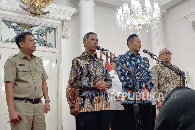 Pj Gubernur DKI Jakarta Heru Budi Hartono bersama Menteri ATR/BPN Agus Harimurti Yudhoyono. Heru Budi bercerita ke Menteri AHY soal beban berat menjadi Pj Gubernur DKI Jakarta.