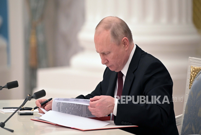 Presiden Rusia Vladimir Putin menandatangani dokumen pengakuan kemerdekaan wilayah separatis di Ukraina timur di Kremlin di Moskow, Rusia, Senin, 21 Februari 2022. 