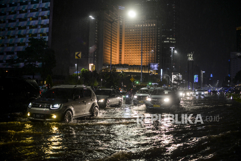 Sejumlah kendaraan melewati genangan air di kawasan Bundaran HI, Jakarta, Senin (21/9). Hujan deras yang mengguyur wilayah Ibu Kota menyebabkan genangan air di sejumlah jalan protokol sehingga menghambat laju kendaraan yang melintas. Republika/Putra M. AKbar