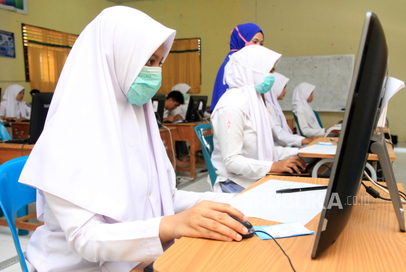 Sejumlah siswa mengikuti Ujian Nasional Berbasis Komputer (UNBK) di Sekolah Menengah Kejuruan (SMK) Negeri 1 Idi, Kabupaten Aceh Timur, Aceh, Selasa (17/3/2020). (ANTARA/Syifa Yulinnas)