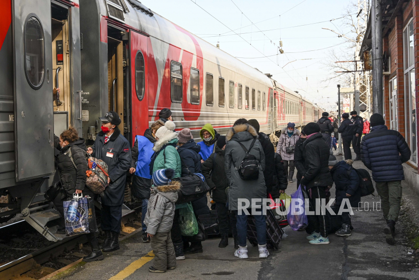 Orang-orang dari Donetsk, wilayah yang dikuasai oleh pemerintah separatis pro-Rusia di Ukraina timur, mengantre untuk naik kereta ke Rusia setelah mengungsi di wilayah Rostov-on-Don, dekat perbatasan dengan Ukraina, Rusia, Ahad, 20 Februari. , 2022. 