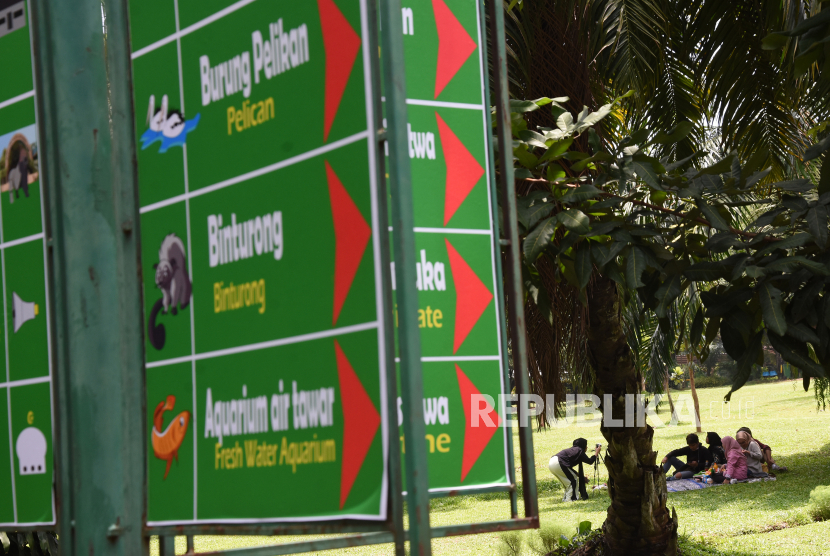 Warga mengunjungi Taman Margasatwa Ragunan, di Jakarta, Rabu (28/10/2020). Warga mulai memadati sejumlah tempat wisata dan rekreasi pada masa cuti bersama dan libur panjang Maulid Nabi Muhammad SAW. 