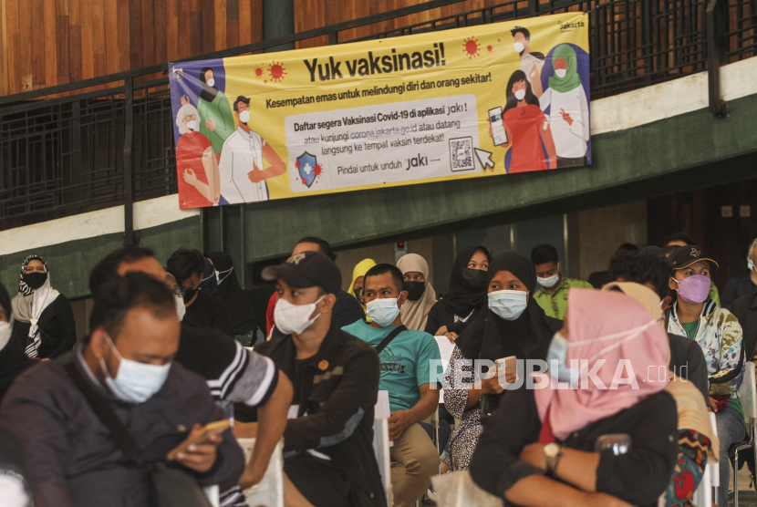 Sejumlah warga mengunggu untuk mendapatkan vaksin di Setu Babakan Zona A, Jakarta Selatan, Senin (21/6/2021). Perkampungan Budaya Betawi Setu Babakan menjadi sentra vaksinasi massal untuk usia 18 tahun ke atas mulai dari tanggal 21 Juni - 30 Juni 2021 dengan kuota 600 orang per hari. 