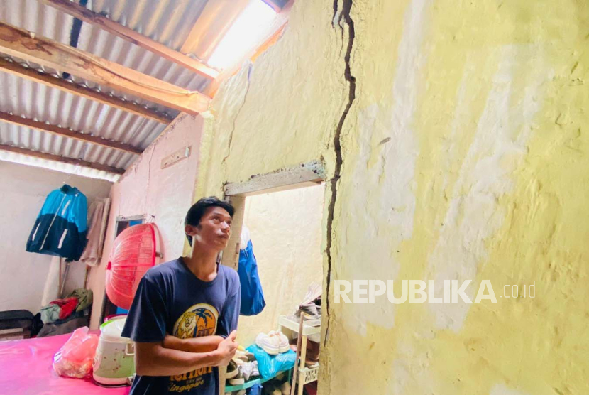 Warga di Kelurahan Lawanggintung, Kecamatan Bogor Selatan, Kota Bogor, memperlihatkan bagian rumah yang rusak diduga akibat imbas proyek underpass Stasiun Batutulis, Rabu (2/8/2023).