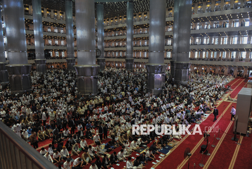 Jamaah saat akan melaksanakan Sholat Idul fitri di Masjid Istiqlal, Jakarta, Senin (31/3/2025). Ribuan umat muslim melaksanakan sholat Idul fitri 1446 Hijriah di Masjid Istiqlal yang juga dihadiri oleh Presiden Prabowo Subianto dan Wakilnya, Gibran Rakabuming Raka.
