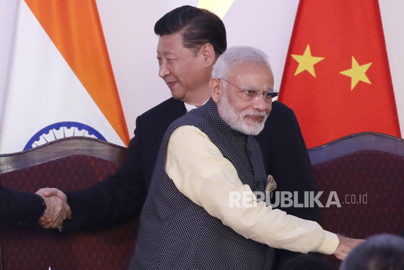 Perdana Menteri India Narendra Modi, depan dan Presiden Cina Xi Jinping berjabat tangan dengan para pemimpin di KTT BRICS di Goa, India,16 Oktober 2016.