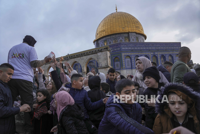 Warga Palestina menghadiri perayaan hari raya Idul Fitri di dekat kuil Kubah Batu di kompleks Masjid Al Aqsa di Kota Tua Yerusalem, Rabu, (10/4/2024).