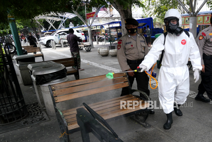 Anggota Brimob menyemprotkan disinfektan di jalur pedestrian kawasan Malioboro, Yogyakarta, Kamis (10/9). Penyemprotan disinfektan di Malioboro kembali digalakkan menyusul meninggalnya pedagang kali lima yang dinyatakan terjangkit covid-19.
