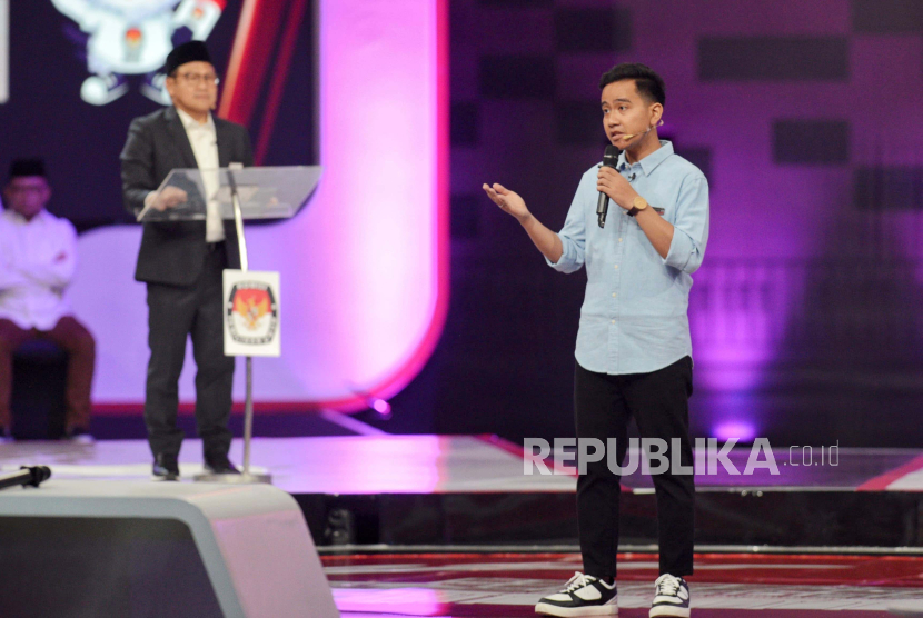 Cawapres nomor urut 2 Gibran Rakabuming Raka menjawab pertanyaan cawapres nomor urut 1 Muhaimin Iskandar saat sesi deabat cawapres di Jakarta Convention Center (JCC), Jumat (22/12/2023). 