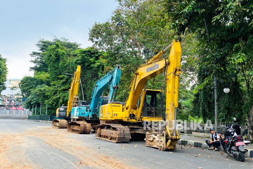 Alat berat sudah dikerahkan untuk menghancurkan Jembatan Otista, Kota Bogor, Rabu (3/5/2023). 