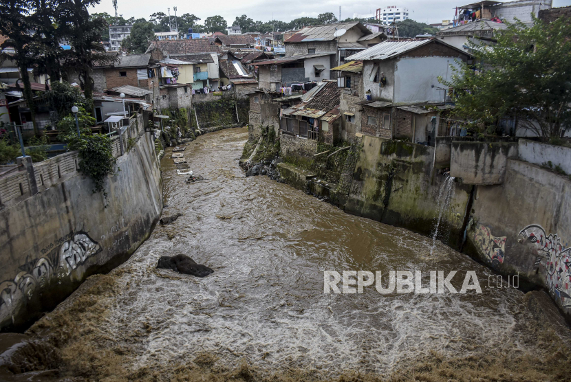 Kondisi Sungai Cikapundung di Tamansari, Kota Bandung.