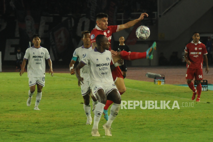 Bek Persita Tangerang Yohanes Kandaimu (depan) yang direkrut Persebaya Surabaya untuk Liga 1 musim 2023/2024.
