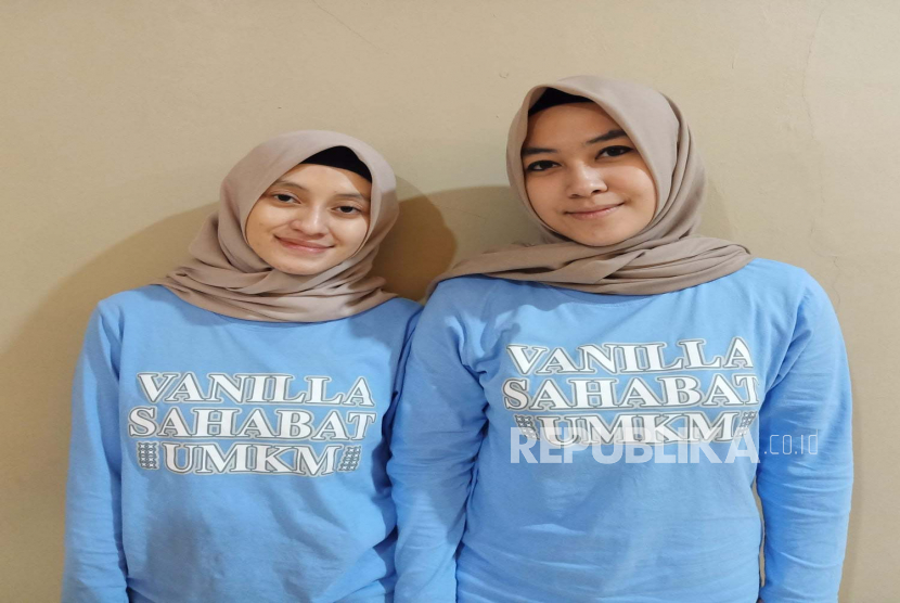 Founder Vanilla Hijab, Atina Maulia dan Intan Kusuma Fauzia. Di awal berbisnis modest fashion, Vanilla Hijab sering membuat aneka konten yang membuatnya terhubung dengan calon pembeli.