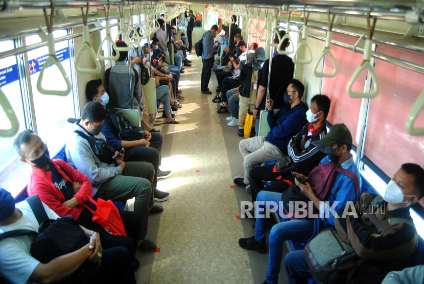 Sejumlah penumpang berada didalam gerbong KRL Commuter Line, Stasiun Bogor, Jawa Barat, Senin (14/3/2022). PT KAI Commuter kembali menetapkan aturan jaga jarak di kursi penumpang KRL Commuter Line dan membatasi jumlah tempat duduk sebanyak 4-5 penumpang dengan kapasitas sebanyak 60 persen sesuai Surat Edaran (SE) Kementerian Perhubungan (Kemenhub) Nomor 25 Tahun 2022. 