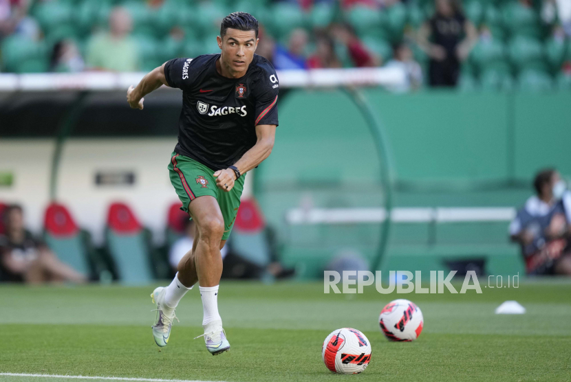 Pemain Portugal Cristiano Ronaldo melakukan pemanasan sebelum dimulainya pertandingan sepak bola UEFA Nations League antara Portugal dan Republik Ceko, di Stadion Jose Alvalade di Lisbon, Kamis, 9 Juni 2022.