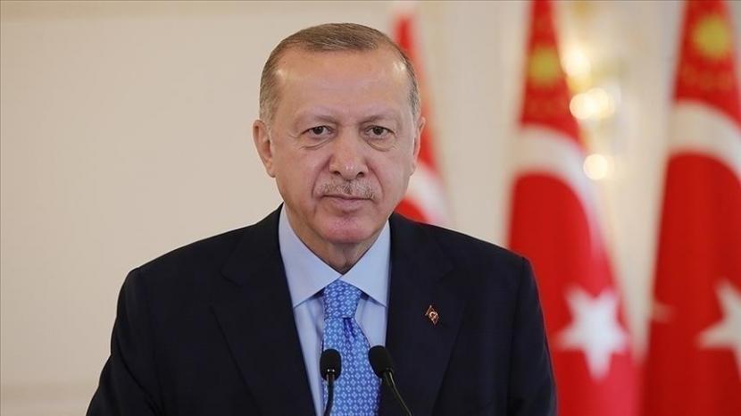 Presiden Erdogan mengklaim meriam Turki punya jangkauan 16 kilometer dan dapat menembakkan 80 tembakan per menit.