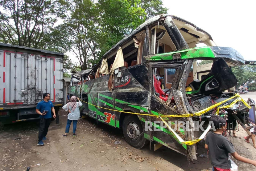 Bus Trans Putera Fajar yang terguling di Jalan Raya Ciater, Subang mengalami kerusakan parah di bagian kiri bus, Ahad (12/5/2024). Bus disimpan di Terminal Subang untuk selanjutnya dilakukan pemeriksaan.  