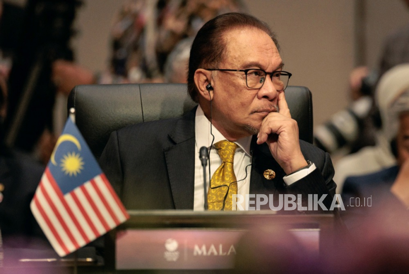 Perdana Menteri Malaysia Anwar Ibrahim menghadiri KTT ASEAN-Tiongkok ke-26 pada KTT Perhimpunan Bangsa-Bangsa Asia Tenggara (ASEAN) ke-43 di Jakarta, Indonesia, 6 September 2023. 