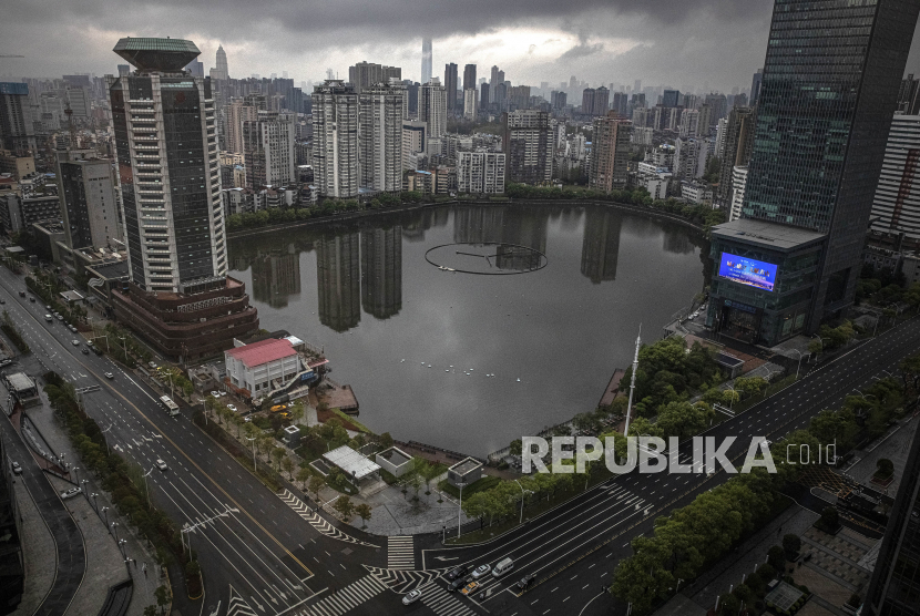 Suasana kota Wuhan, Cina, Ahad (29/3). Wuhan, sebagai pusat penyebaran virus Corona, secara perlahan mulai mencabut status lockdown dengan mengizinkan masyarakat untuk memasuki kota setelah lebih dari dua bulan