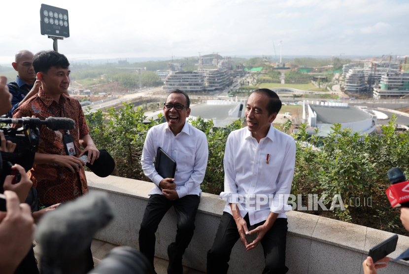 Presiden Joko Widodo (kanan) bersama Menteri Sekretaris Negara (Mensesneg) Pratikno (kiri) menjawab pertanyaan watawan saat perdana berkantor di kompleks Kantor Presiden, Ibu Kota Nusantara (IKN), Senin (29/7/2024). Pada hari perdana berkantor di IKN, Presiden memimpin rapat dengan jajaran Otorita IKN didampingi Mensesneg dan Menteri PUPR Basuki Hadimuljono, serta akan menerima Jajaran Forkompinda Kaltim.