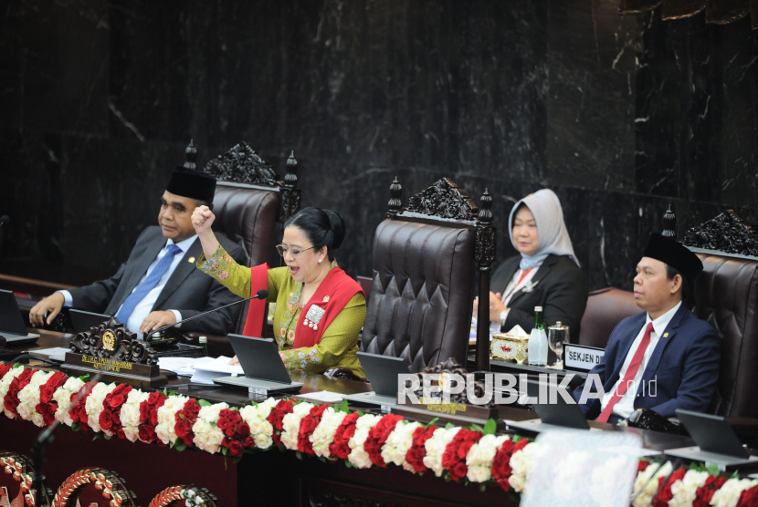 Ketua MPR Ahmad Muzani bersama Ketua DPR Puan Maharani dan Ketua DPD Sultan Bachtiar Najamudin saat memimpin sidang Tahunan MPR dan Sidang Bersama DPR - DPD Tahun 2025 di Gedung Nusantara, Kompleks Parlemen, Senayan, Jakarta, Jumat (15/8/2024).