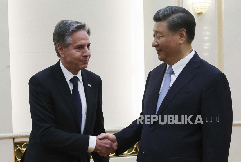 Menteri Luar Negeri AS Antony Blinken berjabat tangan dengan Presiden Cina Xi Jinping di Aula Besar Rakyat di Beijing, Cina, Senin, 19 Juni 2023.