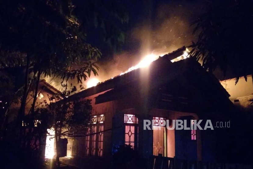Kebakaran melanda satu rumah warga di Desa Wirakanan, Kecamatan Kandanghaur, Kabupaten Indramayu, Jawa Barat, Ahad (1/10/2023) dini hari. 