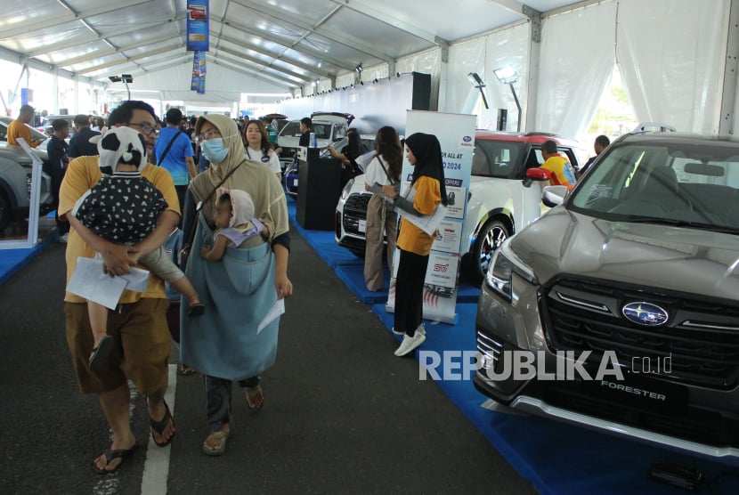 Sejumlah motor dan mobil dari merek ternama hadir saat BCA Expo Bandung 2024, di Kawasan Ikea Kota Baru Parahyangan, Padalarang, Kabupaten Bandung Barat, Sabtu (24/8/2024). Untuk memperluas pilihan pengunjung dalam menemukan kendaraan idamannya, BCA menggandeng sekitar 38 dealer mobil dan 20 merek sepeda motor ternama. Acara tersebut berlangsung pada 24-25 Agustus.