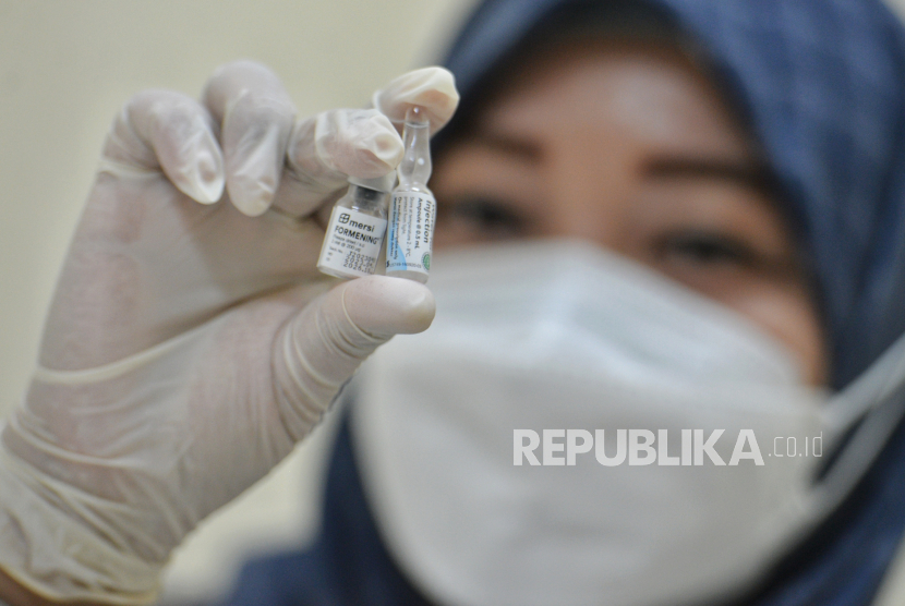 Tenaga kesehatan menunjukan cairan vaksin meningitis di Puskesmas Pasar Minggu, Jakarta, Rabu (17/4/2024). Pemerintah mewajibkan calon jamaah haji untuk melakukan vaksin meningitis sebagai upaya mitigatif bagi jamaah haji untuk meningkatkan kekebalan tubuh dari serangan penyakit meningitis saat ibadah Haji. Prosedur vaksin tersebut dilakukan dalam kurun waktu 2 hingga 3 minggu sebelum keberangkatan. Pemeriksaan vaksin tersebut digelar tanpa pungutan biaya.