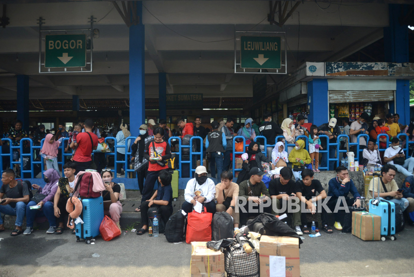 Sejumlah pemudik menunggu di Terminal Kampung Rambutan, Jakarta.