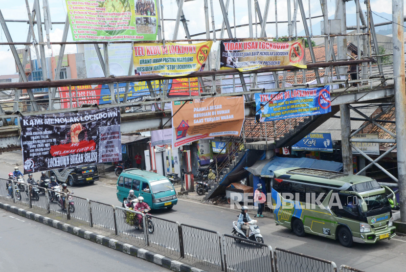 Sejumlah tulisan menolak lockdown dipasang di jembatan penyebrangan Terminal Cicaheum, Kota Bandung, Kamis (2/4). Himbauan pemerintah agar masyarakar tidak mudik atau pulang kampung berimbas pada sepinya penumpang di terminal bus antar kota antar provinsi
