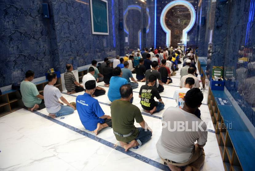 Wabah Covid-19 Ubah Cara Muslim Dunia Beribadah. Jamaah menunaikan ibadah shalat dengan jarak di Masjid Siti Djirzanah, Yogyakarta, Ahad (22/3). Pemberian jarak 50 cm antarjamaah ini untuk antisipasi penyebaran virus corona atau covid 19. Selain itu, juga penyediaan sabun cuci tangan dan handsanitizer untuk jamaah. Wihdan/ Republika