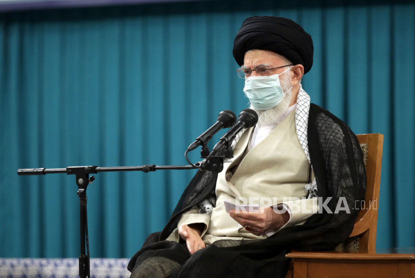 Pemimpin tertinggi Iran menunjukkan, Ayatollah Ali Khamenei  mengatakan Teheran akan terus mengembangkan kapasitas nuklir untuk tujuan damai demi mempertahankan kemerdekaannya.