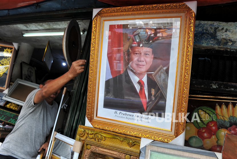 Pedagang merapikan bingkai foto presiden dan wakil presiden terpilih Prabowo Subianto dan Gibran Rakabuming Raka di pasar Jatinegara, Jakarta, Sabtu (19/10/2024). Menurut pedagang, menjelang pelantikan presiden dan wakil presiden terpilih pada Ahad (20/10) besok, penjualan bingkai foto Prabowo dan Gibran mulai merangkak naik sebesar 10 persen dan diprediksi akan mengalami lonjakan permintaan usai secara resmi dilantik sebagai presiden dan wakil presiden Republik Indonesia. Penjualan bingkai foto tersebut dibanderol mulai Rp100 ribu hingga jutaan rupiah tergantung ukuran foto dan kualitas bingkai.