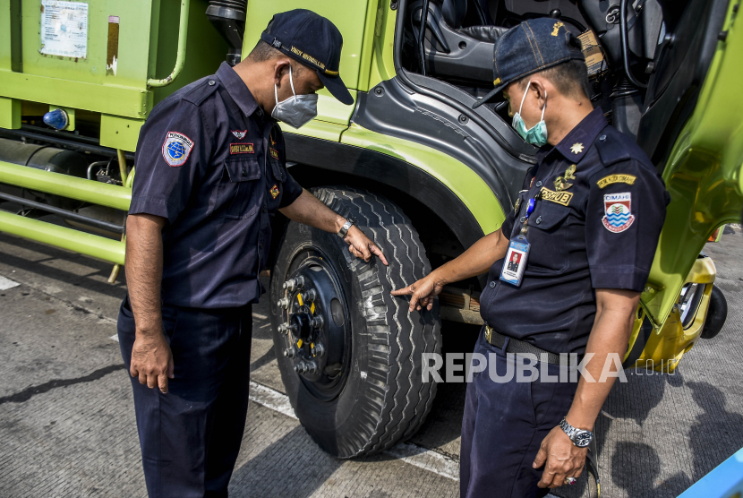 Petugas Dinas Perhubungan (Dishub) Kota Cimahi melakukan inspeksi keselamatan (ramp check) kendaraan (ilustrasi).