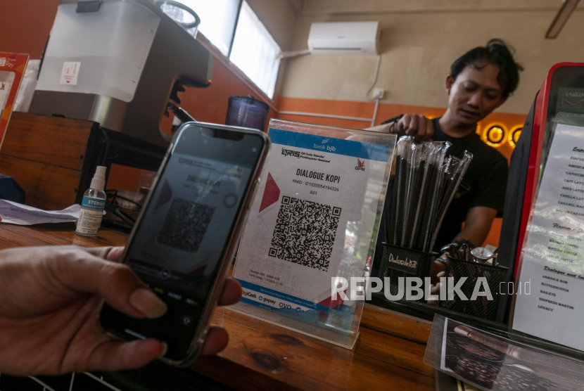 Pembeli bertransaksi menggunakan QRIS di salah satu toko di Rangkasbitung, Lebak, Banten. Jalin CX Summit menyebut pertumbuhan eCommerce berkaitan dengan digitalisasi UMKM