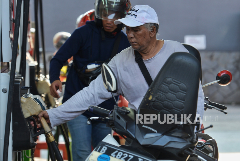 Pengendara mengisi bahan bakar minyak (BBM) jenis pertalite di SPBU di kawasan Jalan Pemuda, Rawamangun, Jakarta Timur, Senin (13/5/2024). 