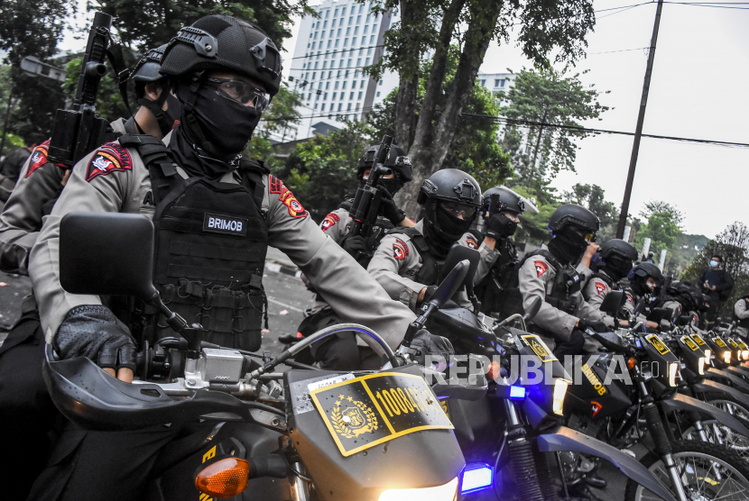 Petugas Kepolisian berjaga saat unjuk rasa di depan Gedung Sate, Jalan Diponegoro, Kota Bandung, Kamis (8/10). Aksi yang menolak pengesahan Undang-Undang Cipta Kerja dan menuntut pembuatan Perppu untuk Undang-Undang Cipta Kerja tersebut berakhir ricuh. Foto: Abdan Syakura/Republika