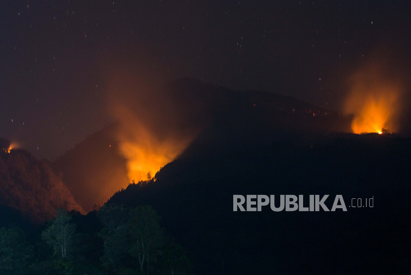 Kobaran api membakar hutan dan lahan (karhutla) Gunung Lawu. 