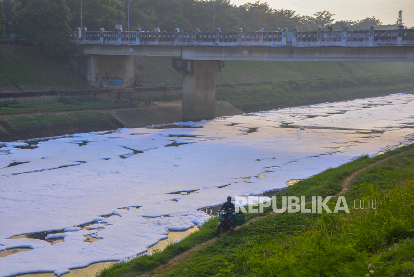 Aliran Kanal Banjir Timur (KBT) yang permukaannya dipenuhi limbah busa di Duren Sawit, Jakarta Timur, Senin (29/6/2020). 