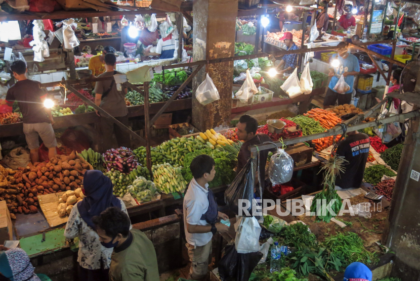 Buying and selling activities at Cibinong Market, Bogor Regency, West Java, Tuesday (2/3/2021). The Central Statistics Agency (BPS) reported inflation in February 2021 at 0.10 percent, up from January 2021 at 0.26 percent.