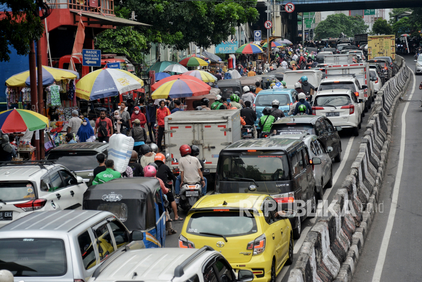 Kendaraan terjebak kemacetan di kawasan Pasar Tanah Abang, Jakarta, Jumat (3/12). 