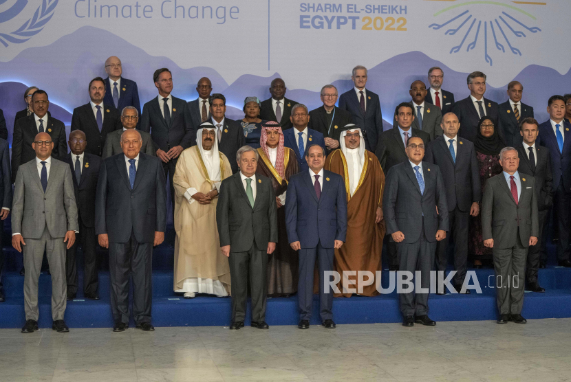  Presiden Mesir Abdel Fattah El-Sisi, kanan tengah, dan Sekretaris Jenderal Perserikatan Bangsa-Bangsa Antonio Guterres, kiri tengah, berfoto bersama di KTT Iklim PBB COP27, di Sharm el-Sheikh, Mesir, Senin, 7 November 2022 .