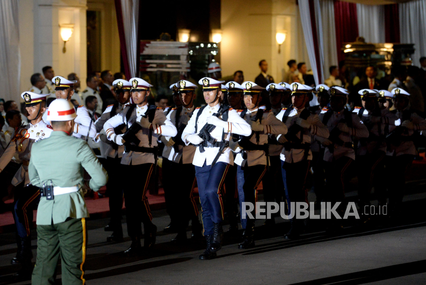 Pasukan mengikuti Upacara Parade Senja di Lapangan Bela Negara, Kementerian Pertahanan, Jakarta, Senin (9/10/2023). Upacara parade senja yang ditandai dengan penuruan bendera merah putih tersebut merupakan bagian dari rangkaian hari ulang tahun (HUT) ke-78 Tentara Nasional Indonesia (TNI).
