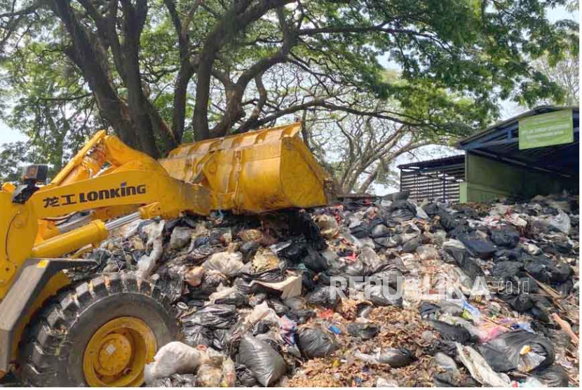 Alat berat mengeruk tumpukan sampah di TPS Taman Cibeunying, Kota Bandung, Jawa Barat, Rabu (20/9/2023). 